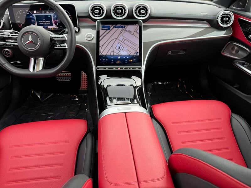 Mercedes-Benz C-Class Vehicle Full-screen Gallery Image 13