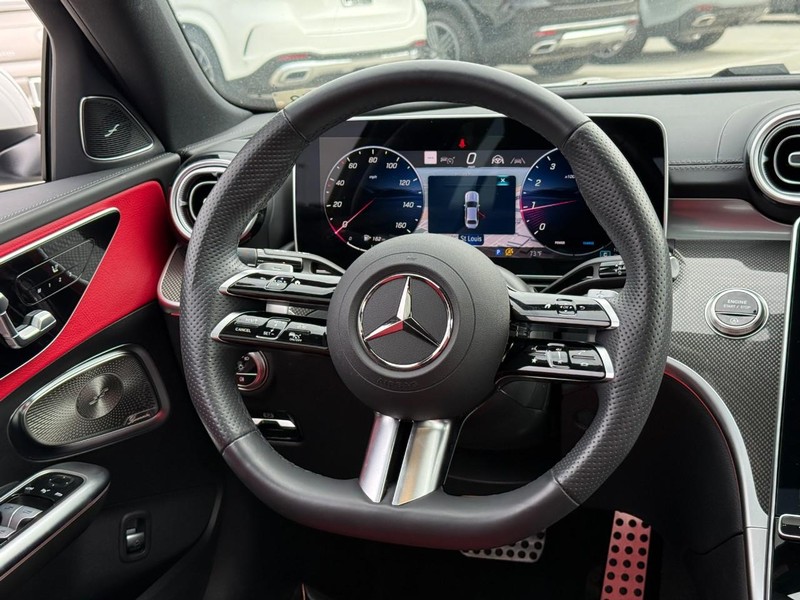 Mercedes-Benz C-Class Vehicle Full-screen Gallery Image 14
