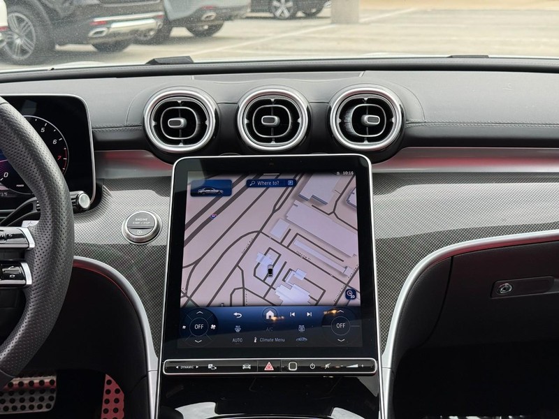 Mercedes-Benz C-Class Vehicle Full-screen Gallery Image 15