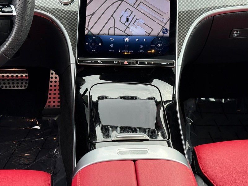 Mercedes-Benz C-Class Vehicle Full-screen Gallery Image 17