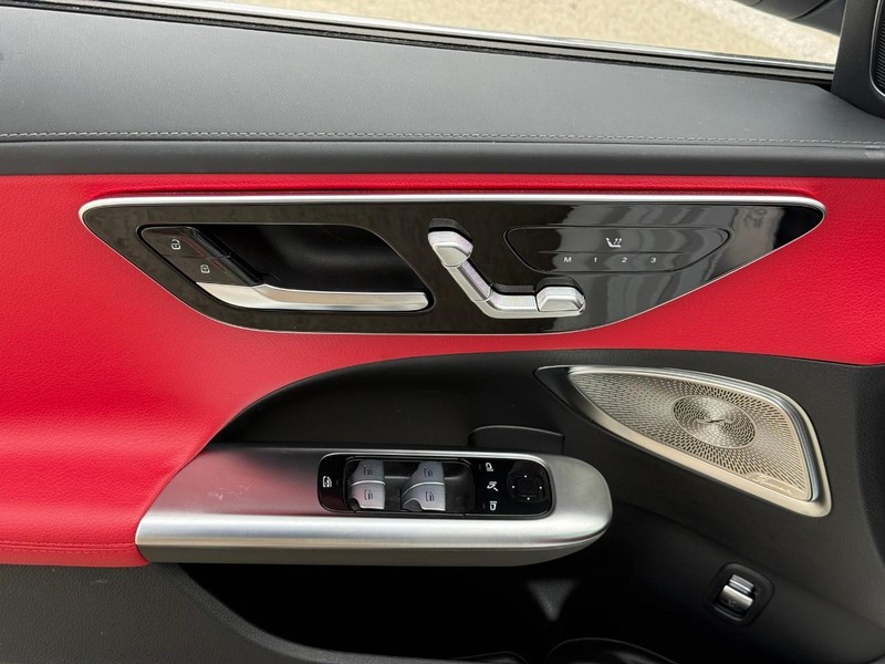Mercedes-Benz C-Class Vehicle Full-screen Gallery Image 18