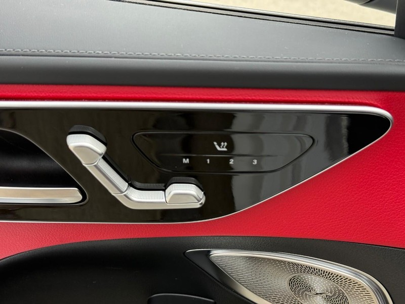 Mercedes-Benz C-Class Vehicle Full-screen Gallery Image 19