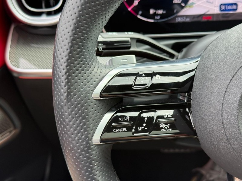Mercedes-Benz C-Class Vehicle Full-screen Gallery Image 21