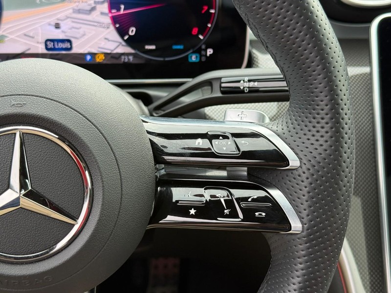 Mercedes-Benz C-Class Vehicle Full-screen Gallery Image 22