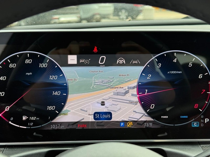 Mercedes-Benz C-Class Vehicle Full-screen Gallery Image 23
