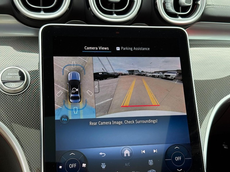 Mercedes-Benz C-Class Vehicle Full-screen Gallery Image 24