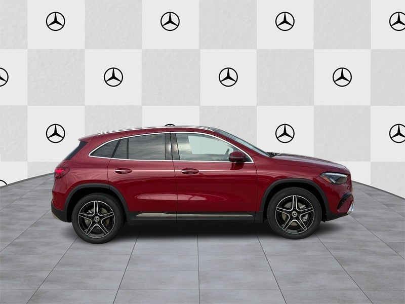 Mercedes-Benz GLA Vehicle Full-screen Gallery Image 2