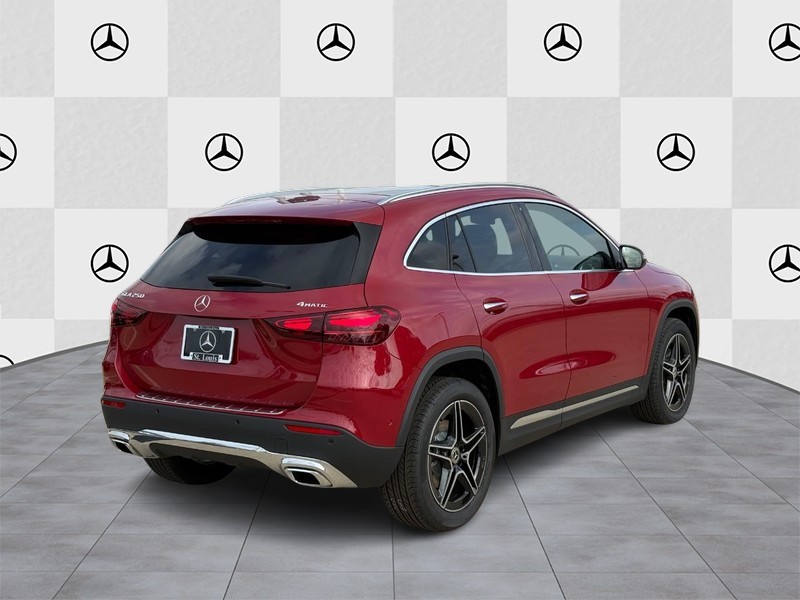 Mercedes-Benz GLA Vehicle Full-screen Gallery Image 3