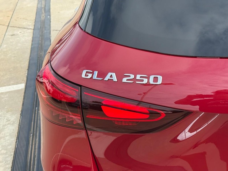 Mercedes-Benz GLA Vehicle Full-screen Gallery Image 5