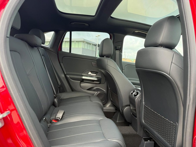 Mercedes-Benz GLA Vehicle Full-screen Gallery Image 8