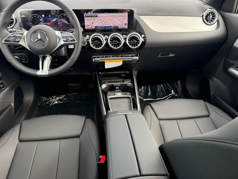 Mercedes-Benz GLA Vehicle Full-screen Gallery Image 9
