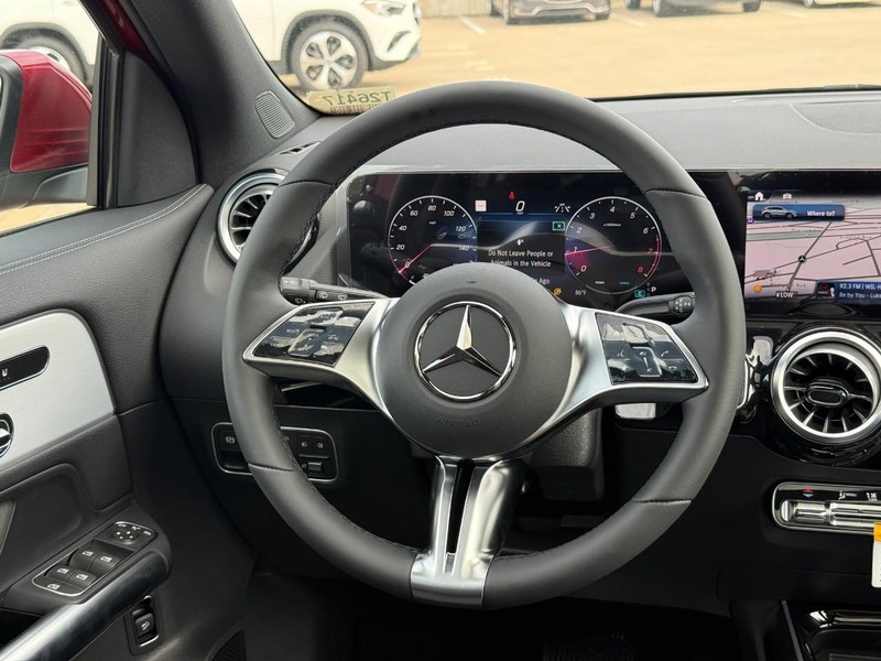 Mercedes-Benz GLA Vehicle Full-screen Gallery Image 10