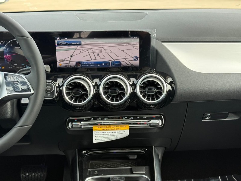 Mercedes-Benz GLA Vehicle Full-screen Gallery Image 11