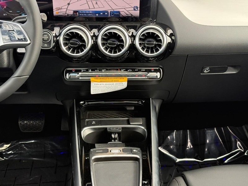 Mercedes-Benz GLA Vehicle Full-screen Gallery Image 12