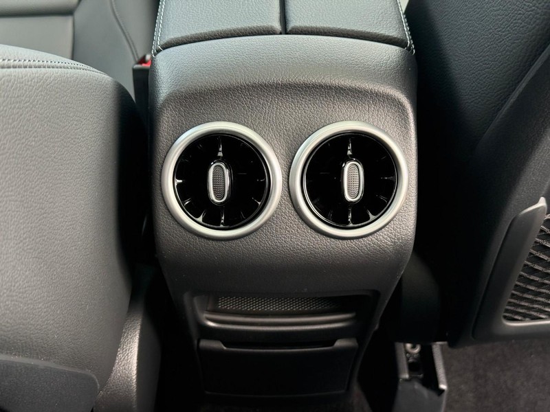 Mercedes-Benz GLA Vehicle Full-screen Gallery Image 13