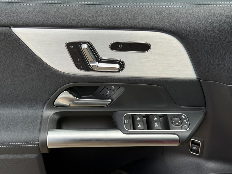 Mercedes-Benz GLA Vehicle Full-screen Gallery Image 14