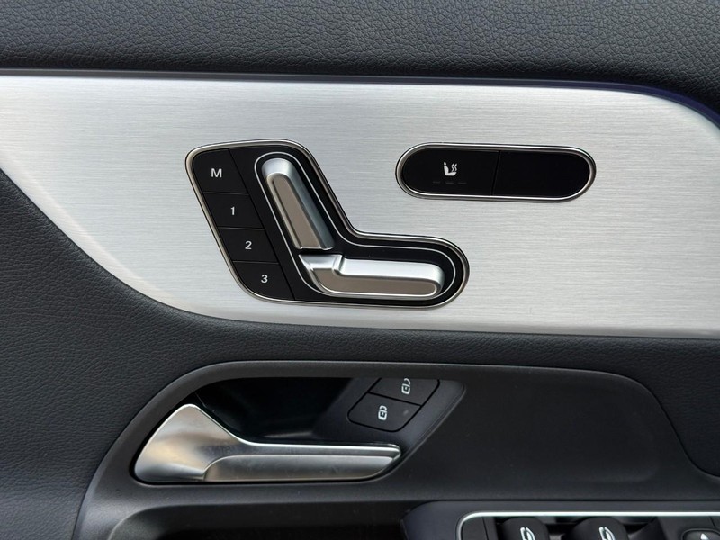 Mercedes-Benz GLA Vehicle Full-screen Gallery Image 15