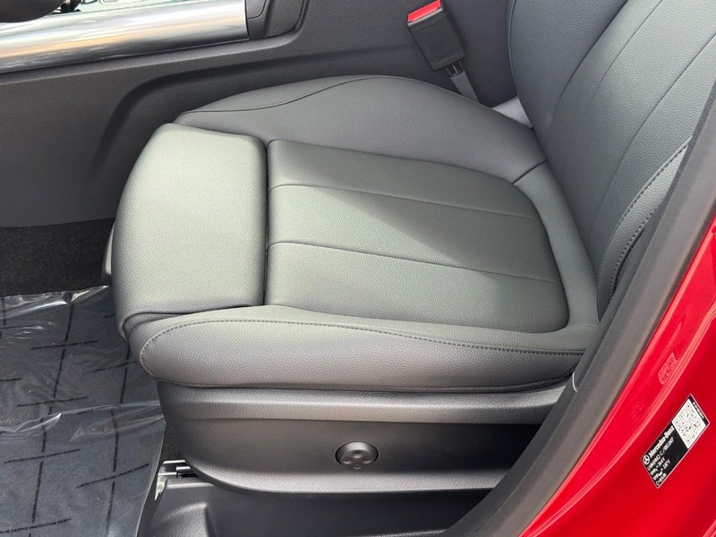 Mercedes-Benz GLA Vehicle Full-screen Gallery Image 16