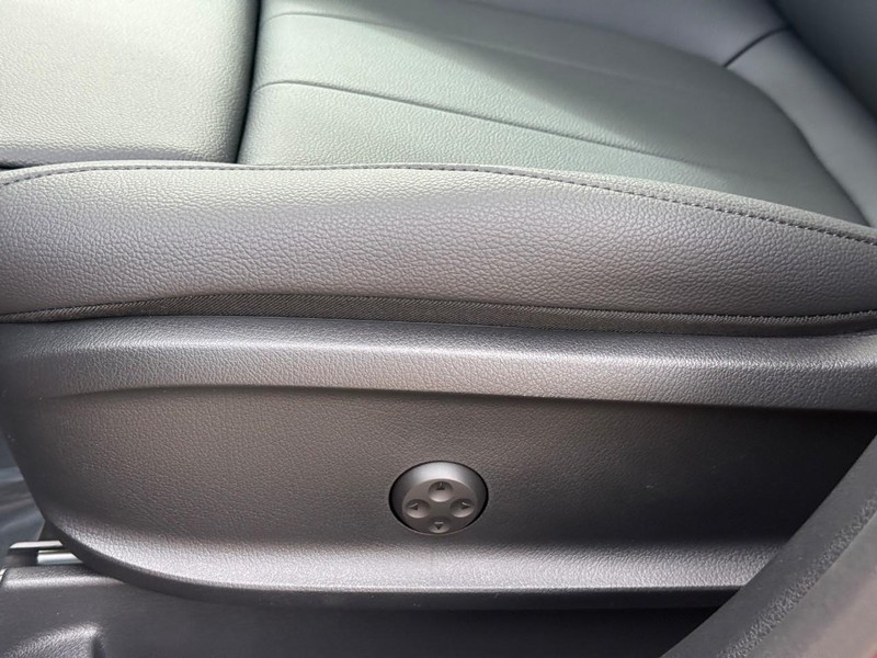 Mercedes-Benz GLA Vehicle Full-screen Gallery Image 17