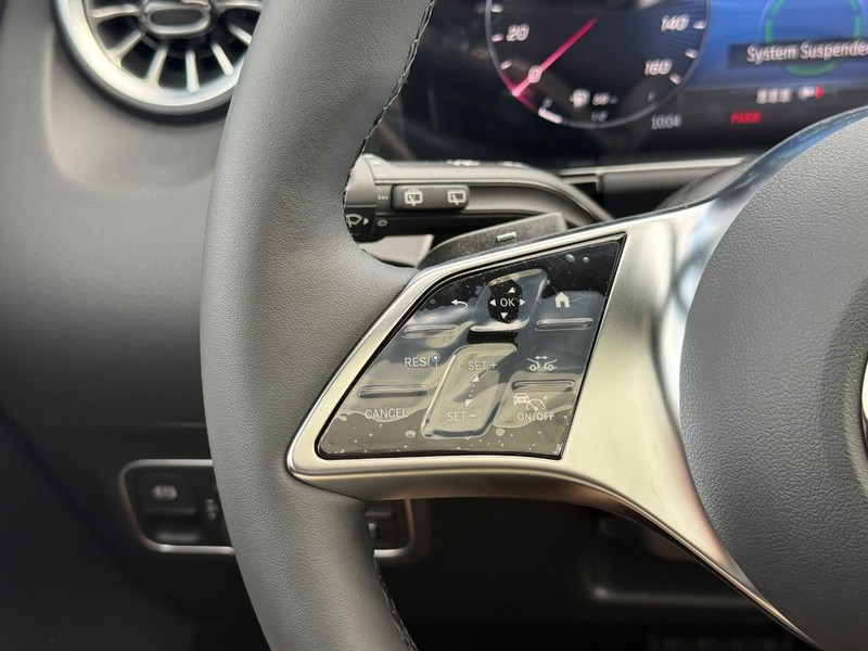 Mercedes-Benz GLA Vehicle Full-screen Gallery Image 18