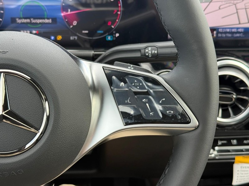 Mercedes-Benz GLA Vehicle Full-screen Gallery Image 19