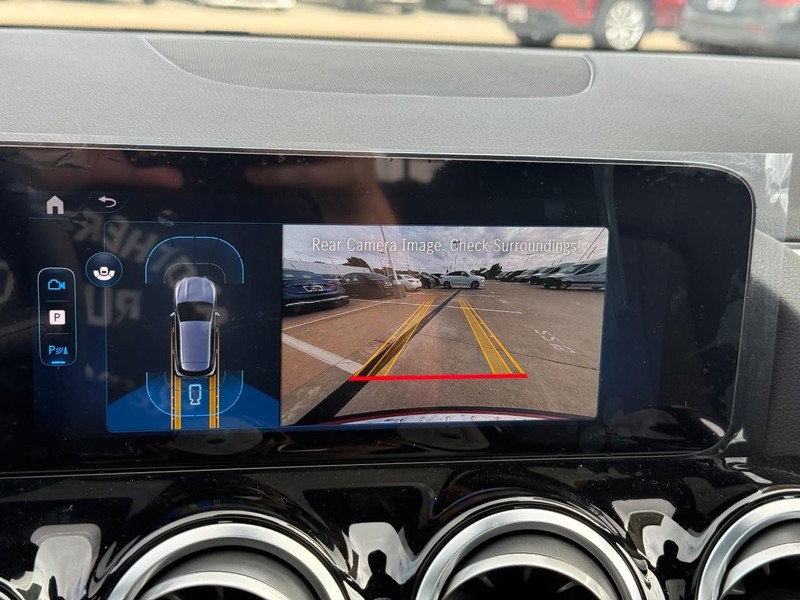 Mercedes-Benz GLA Vehicle Full-screen Gallery Image 20
