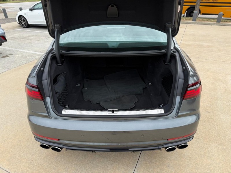 Audi S8 Vehicle Full-screen Gallery Image 08