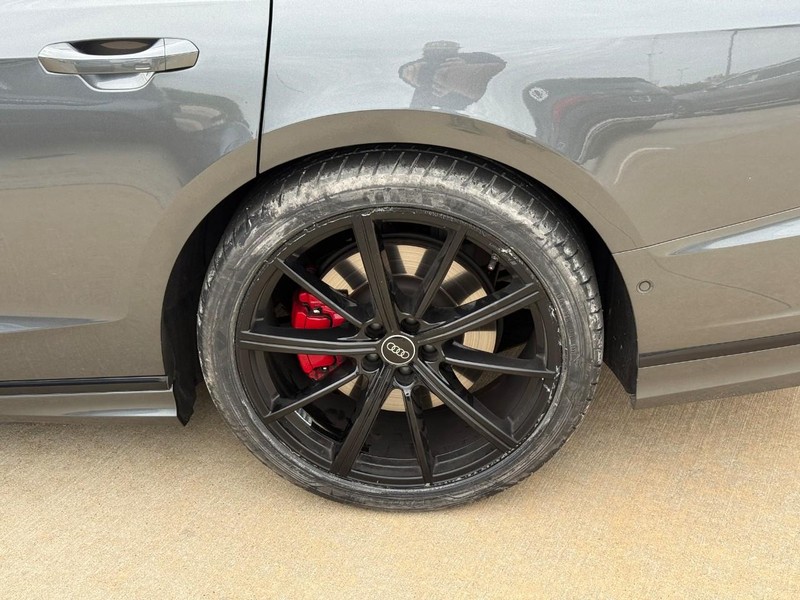 Audi S8 Vehicle Full-screen Gallery Image 09