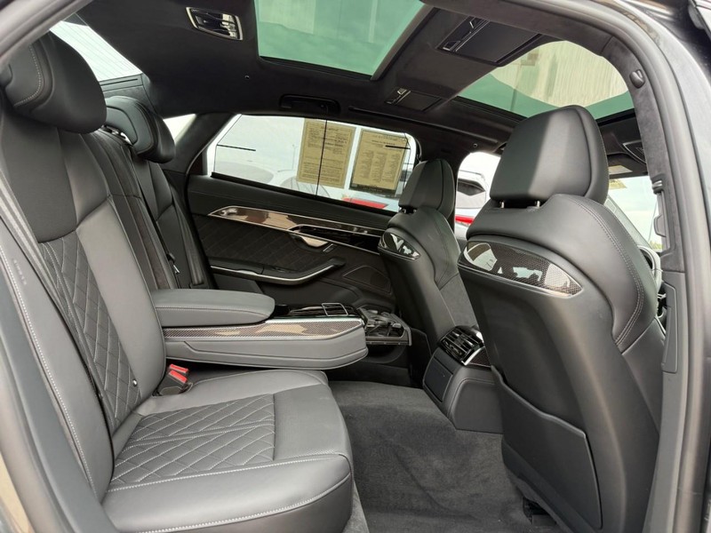 Audi S8 Vehicle Full-screen Gallery Image 10