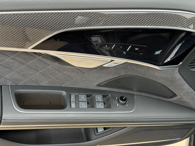 Audi S8 Vehicle Full-screen Gallery Image 15