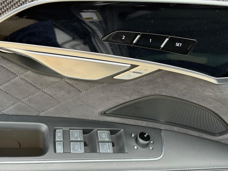 Audi S8 Vehicle Full-screen Gallery Image 16