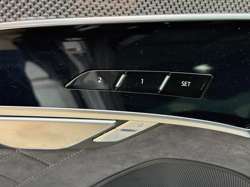 Audi S8 Vehicle Full-screen Gallery Image 17