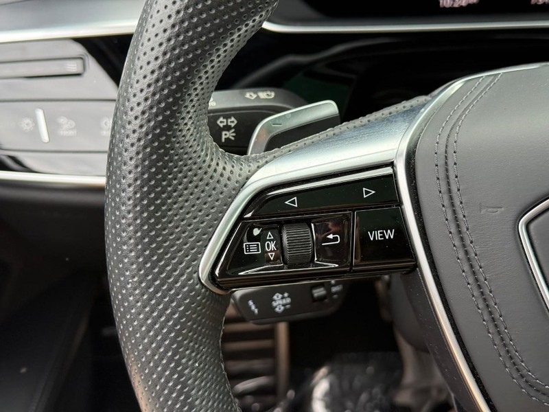 Audi S8 Vehicle Full-screen Gallery Image 18
