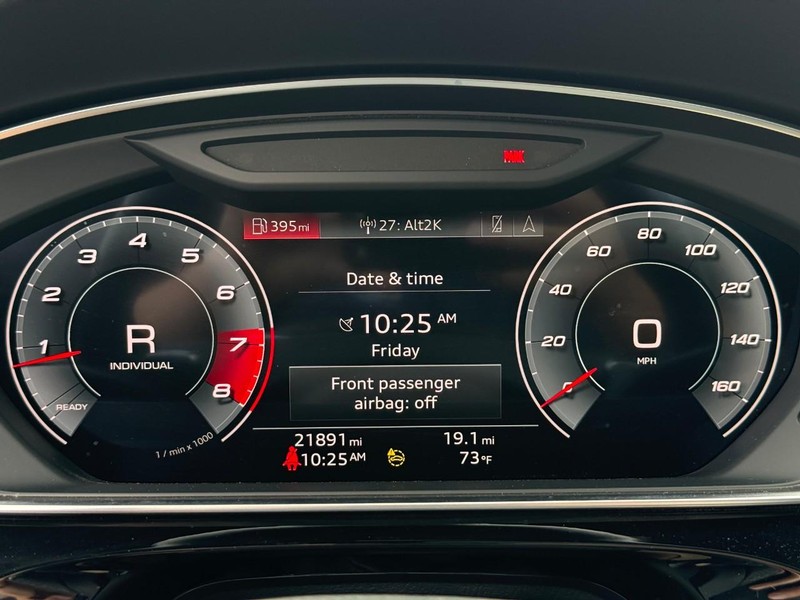Audi S8 Vehicle Full-screen Gallery Image 23