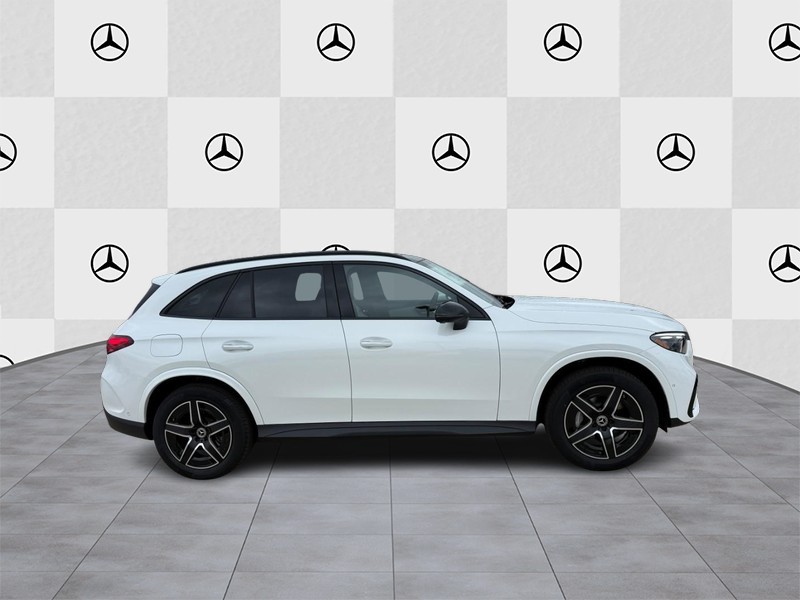 Mercedes-Benz GLC Vehicle Full-screen Gallery Image 2