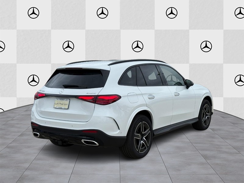 Mercedes-Benz GLC Vehicle Full-screen Gallery Image 3