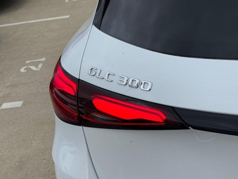 Mercedes-Benz GLC Vehicle Full-screen Gallery Image 4