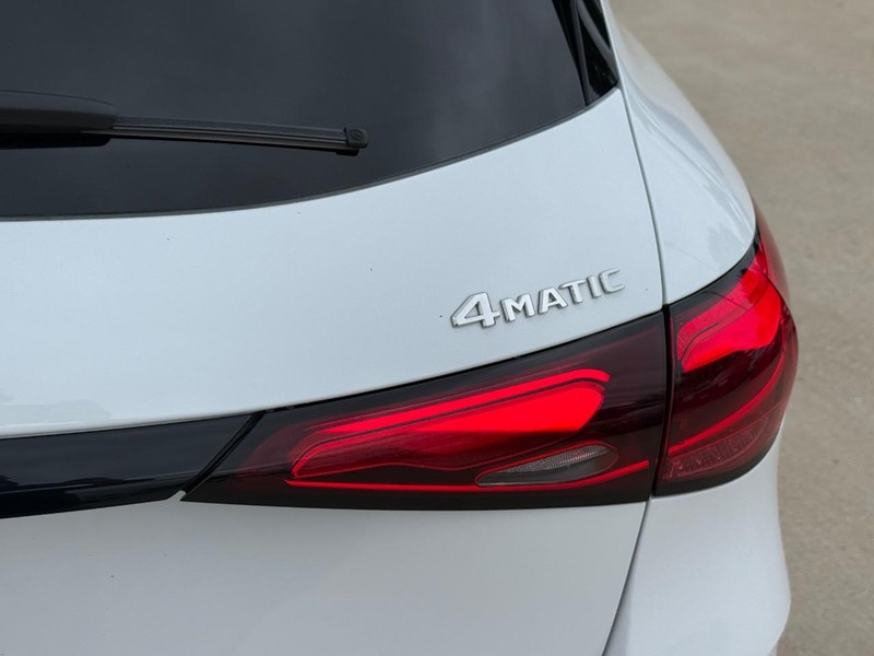 Mercedes-Benz GLC Vehicle Full-screen Gallery Image 5
