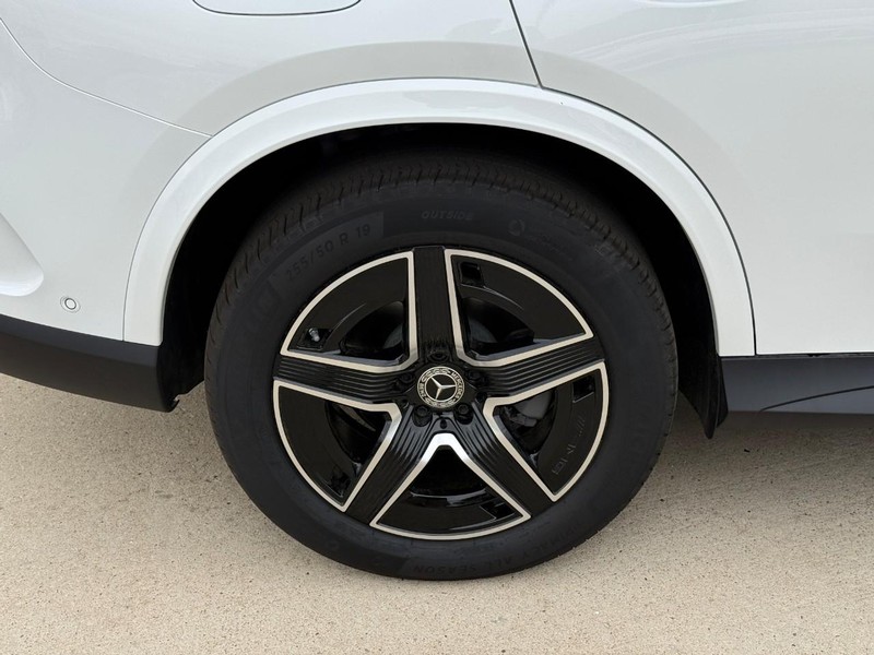 Mercedes-Benz GLC Vehicle Full-screen Gallery Image 6