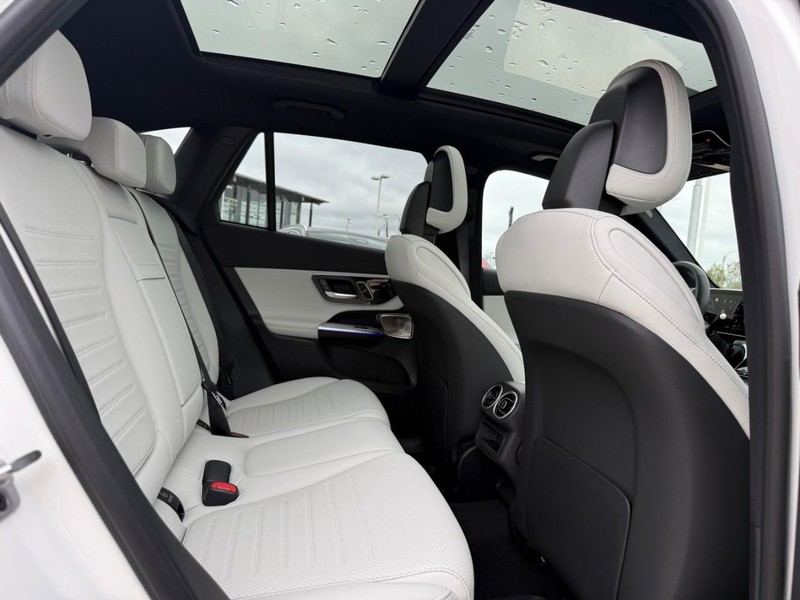 Mercedes-Benz GLC Vehicle Full-screen Gallery Image 7