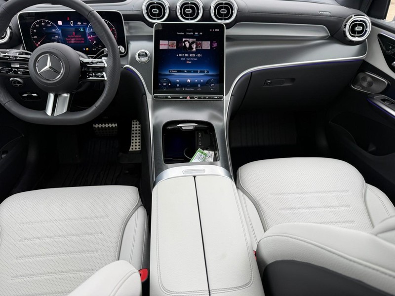 Mercedes-Benz GLC Vehicle Full-screen Gallery Image 8
