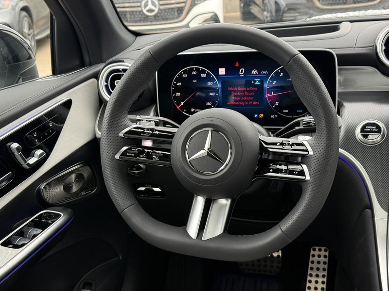 Mercedes-Benz GLC Vehicle Full-screen Gallery Image 9
