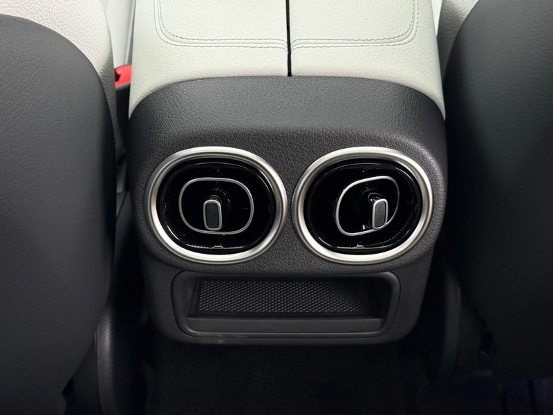 Mercedes-Benz GLC Vehicle Full-screen Gallery Image 12