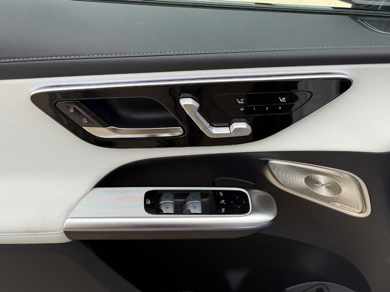 Mercedes-Benz GLC Vehicle Full-screen Gallery Image 13