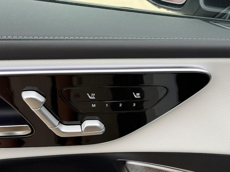 Mercedes-Benz GLC Vehicle Full-screen Gallery Image 14