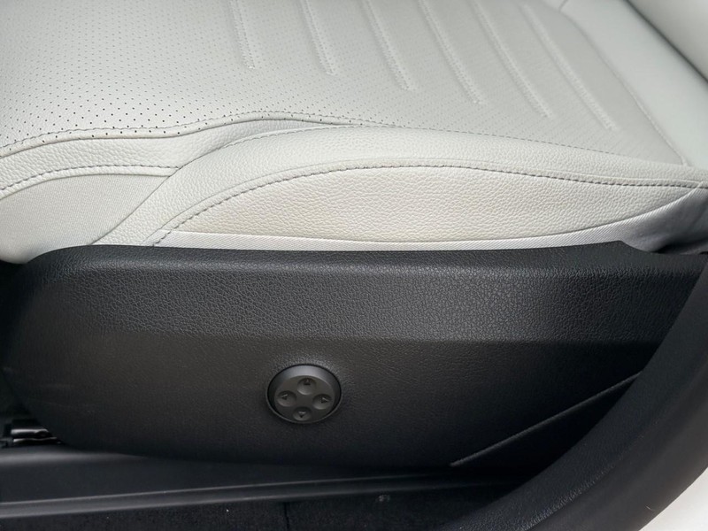 Mercedes-Benz GLC Vehicle Full-screen Gallery Image 16