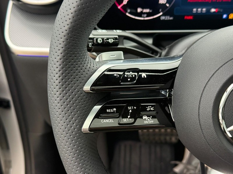 Mercedes-Benz GLC Vehicle Full-screen Gallery Image 17