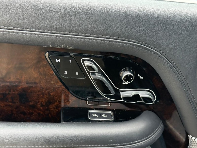Land Rover Range Rover Vehicle Full-screen Gallery Image 16