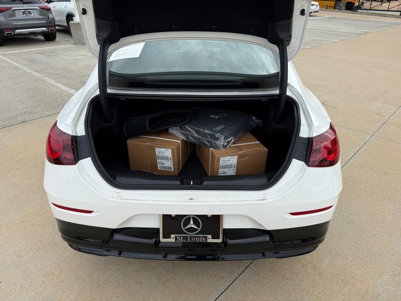 Mercedes-Benz CLA Vehicle Full-screen Gallery Image 08
