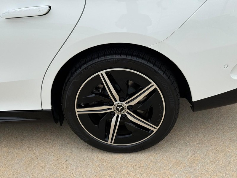 Mercedes-Benz CLA Vehicle Full-screen Gallery Image 09